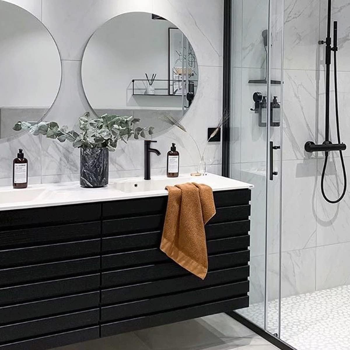 Mezcladora Monomando para Lavabo en Negro Mate, Fabricada en Latón y Zinc, Acabado Antihuellas, Incluye Mangueras e Instalación Rápida