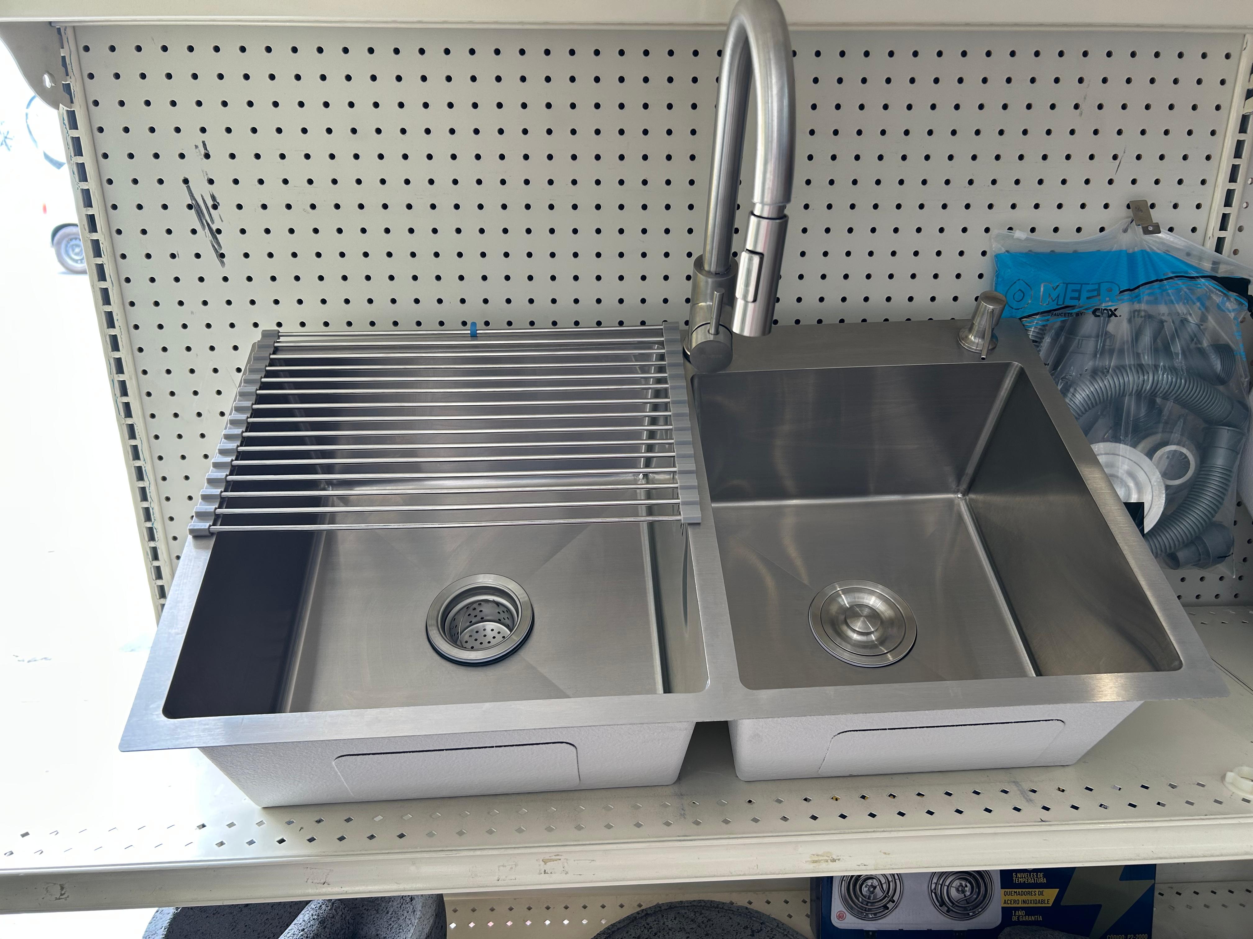 El Kit más Perrón! Tarja en Acero Inox, Monomando con cuello retráctil, Escurridor, Dispensador de jabón y Kit de instalación completo! 4