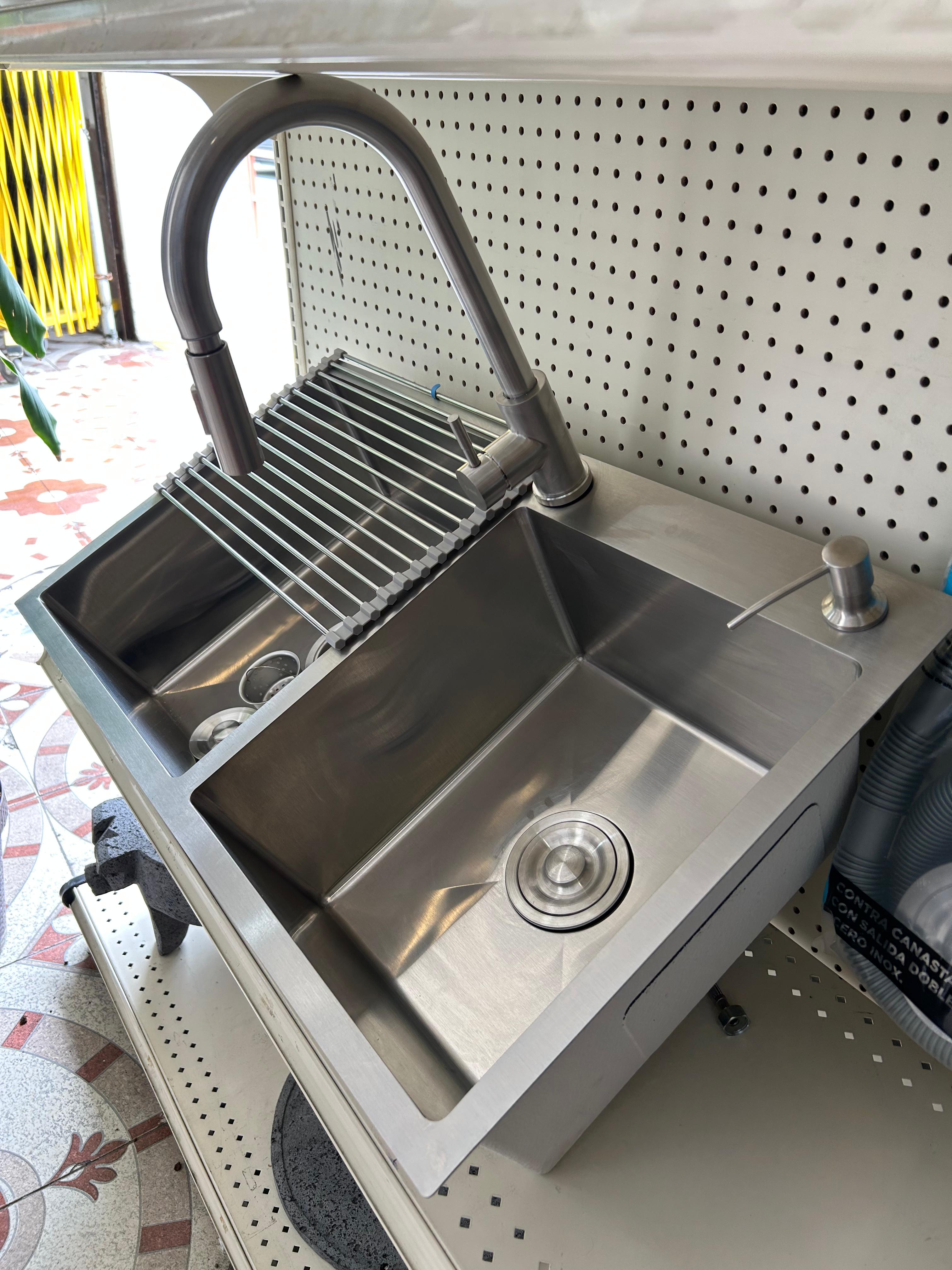 El Kit más Perrón! Tarja en Acero Inox, Monomando con cuello retráctil, Escurridor, Dispensador de jabón y Kit de instalación completo! 6